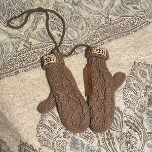 Ugg mittens, never worn